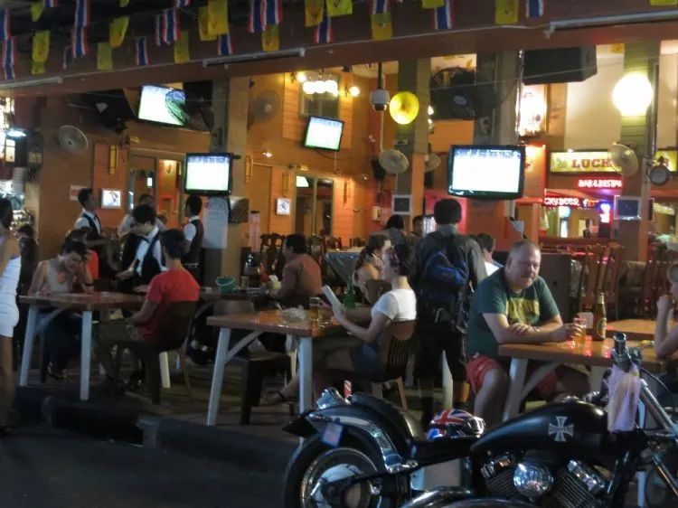 为什么很多外国人在泰国生活,为什么外国人在泰国比较多