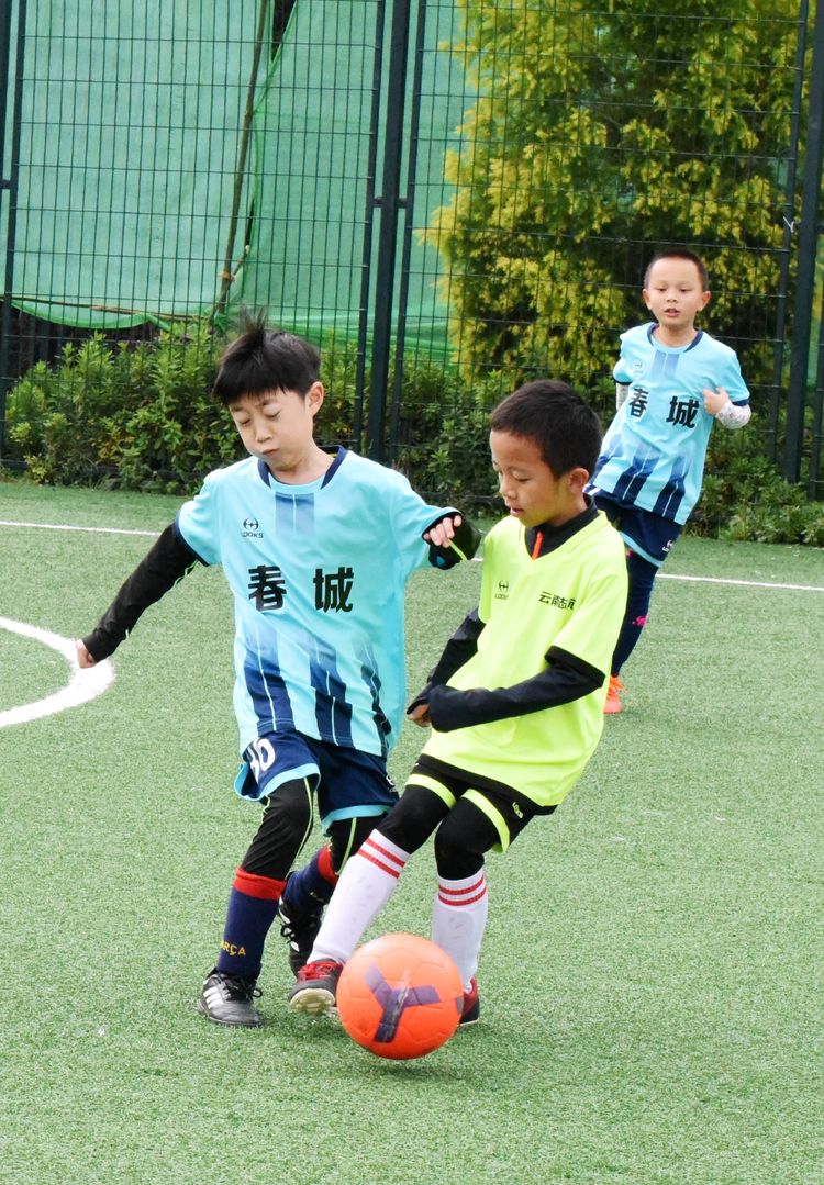 6岁到10岁孩子的足球训练,足球的魅力让小朋友们与足球结缘