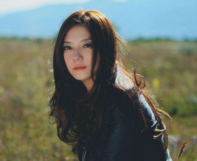 赵薇早年唱k照曝光，谁注意到她后面的金发男，今成绝世渣男