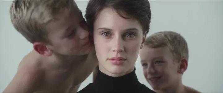 《双面情人》：纷繁欲望下，一场女性的自我探索与心灵救赎