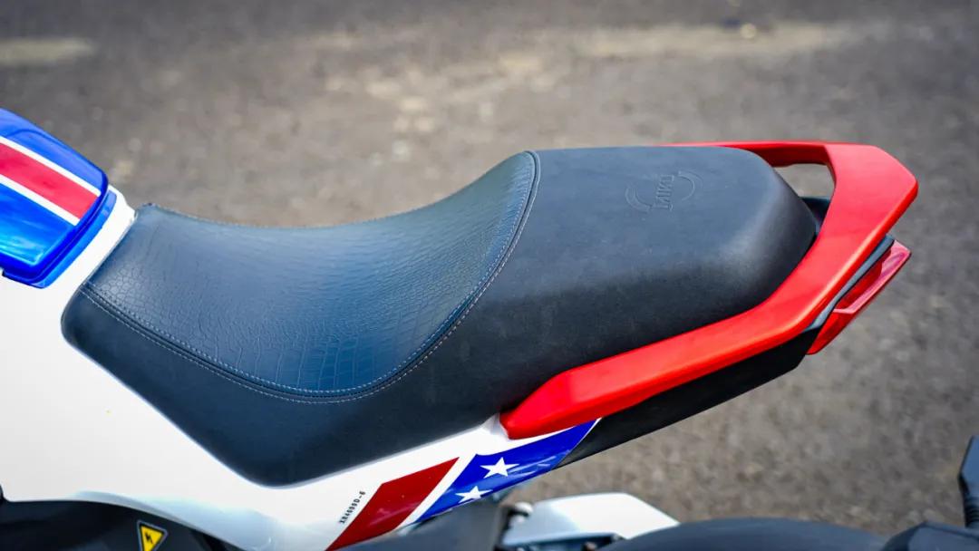 黑科技的电摩MIKUSuper：汽车级锂电双芯双动力指纹解锁