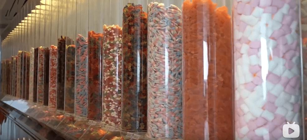 迪拜男子奋斗十年买下劳斯莱斯,迪拜小伙卖掉劳斯莱斯买法拉利