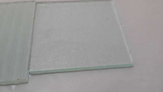 用砖砌出来的电视背景墙效果,砌的像窗户一样的电视墙