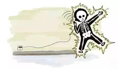 男子触电浑身抽搐倒下成功自救,触电事故及现场自救