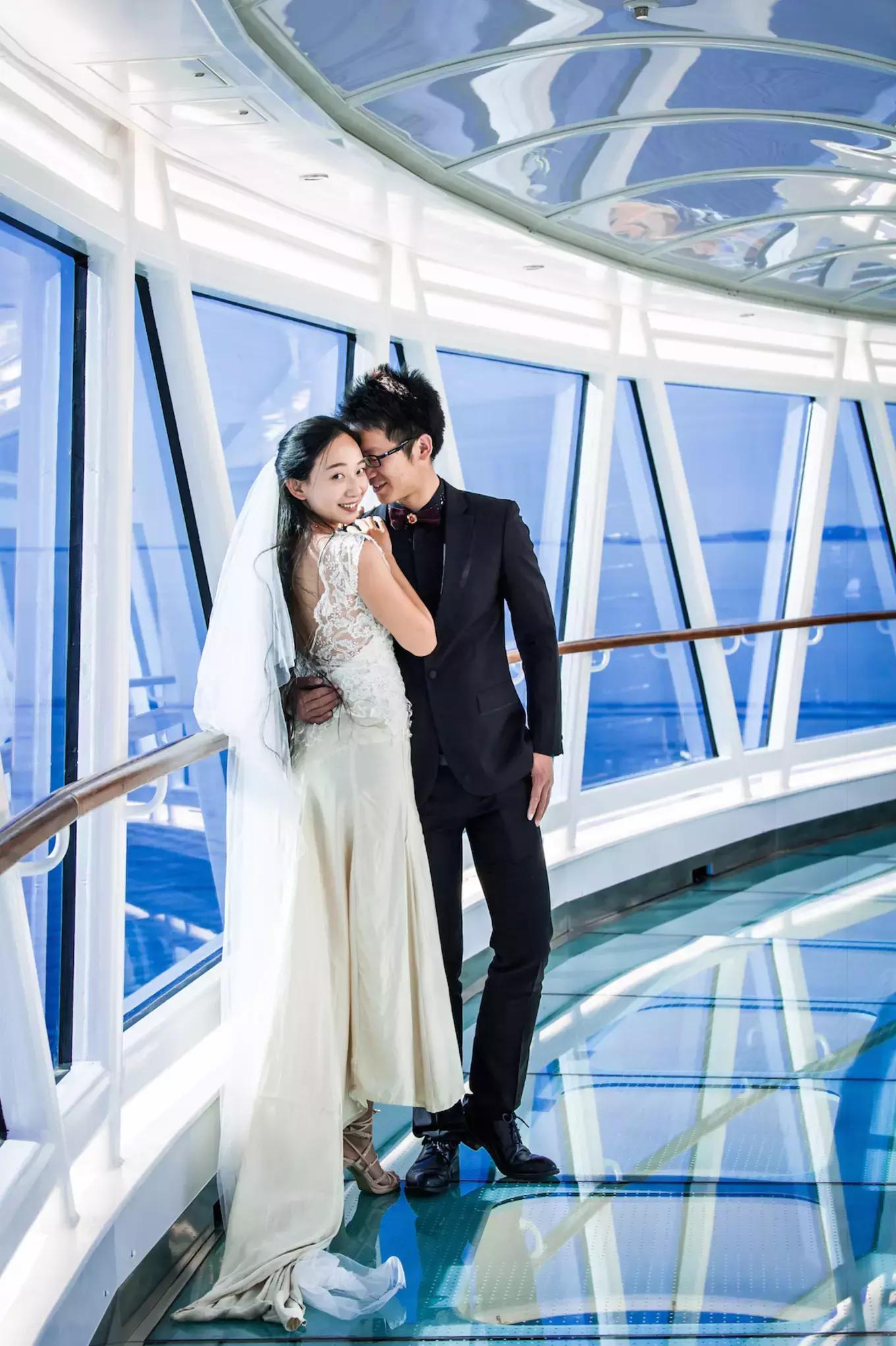 环球蜜月的小两口，免费上了一座价值8亿欧元的邮轮