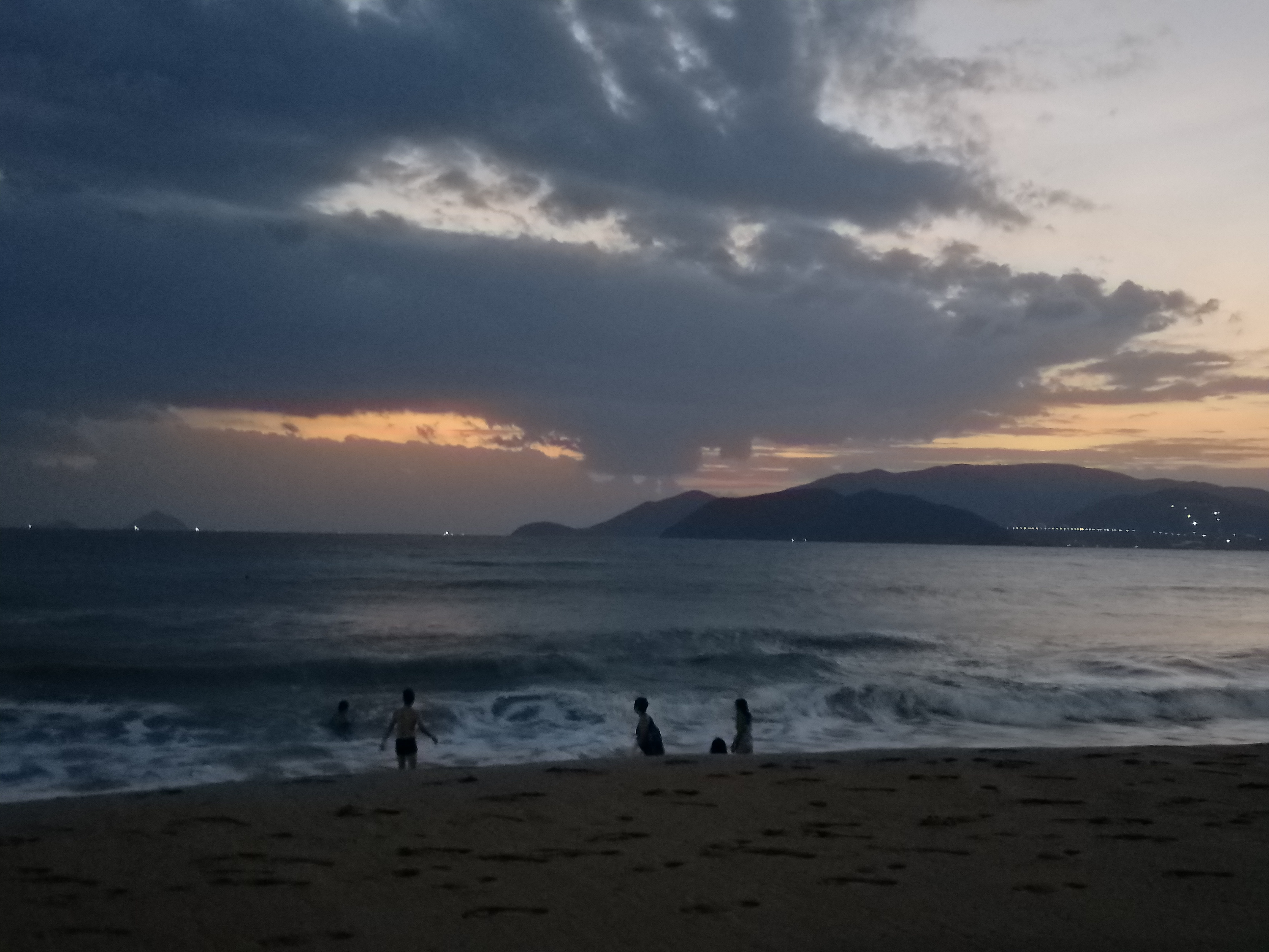 越南芽庄，海边好玩，却遇到不友好对待，要不要去越南？是个问题