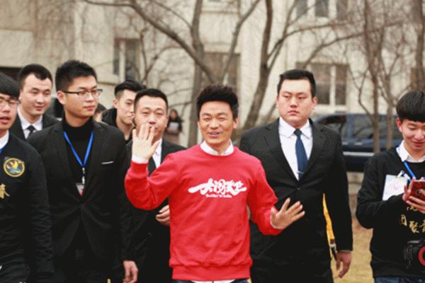 千人晚宴、体育狂欢、明星路演……玩转校园文化，尽享大学魅力！