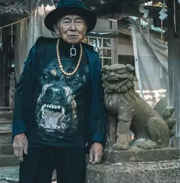 大爷一夜之间变成帅哥,农村大爷变型男