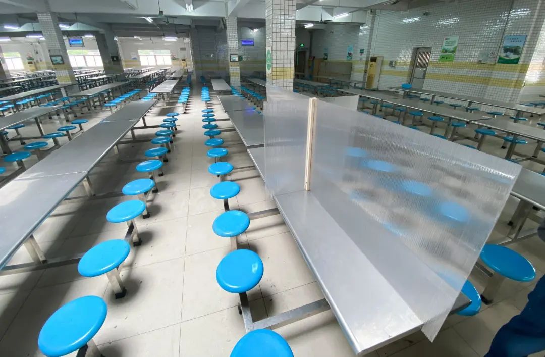 番禺｜番禺仲元中学返校师生已完成核酸检测，校门装有人脸识别装置和红外线测温仪