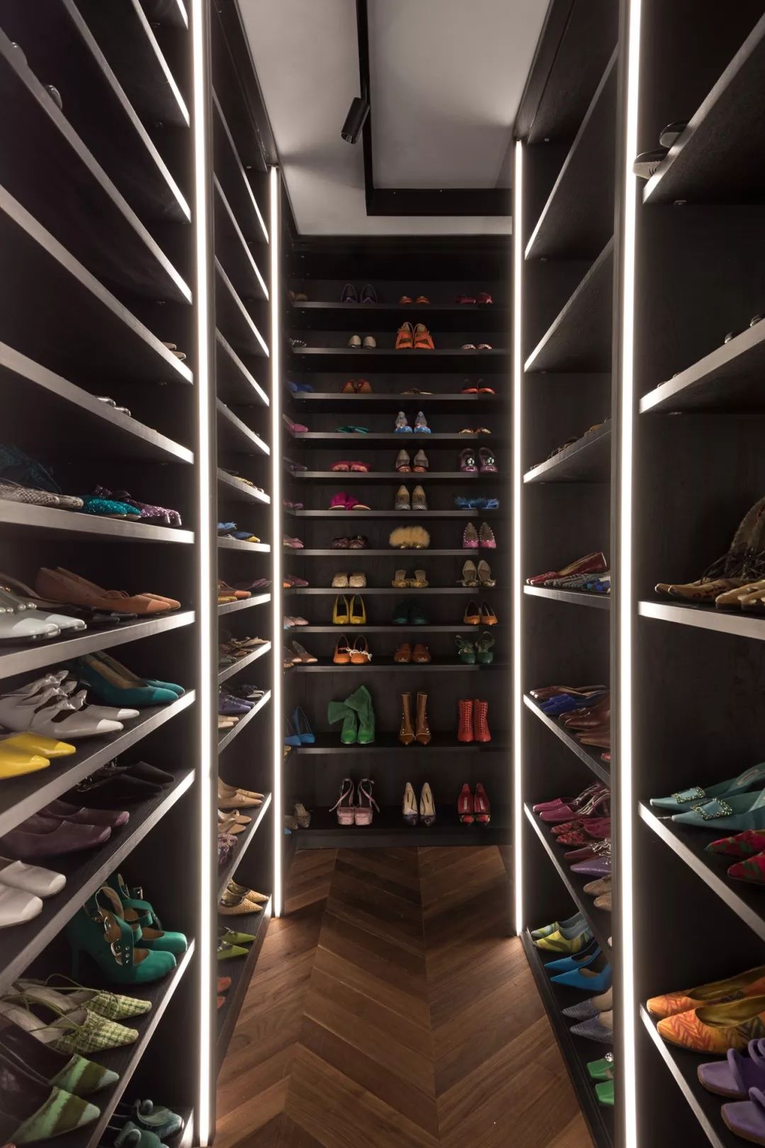 28岁成都女孩180㎡豪宅爆红！砸100W做1室3个衣帽间：壕无人性