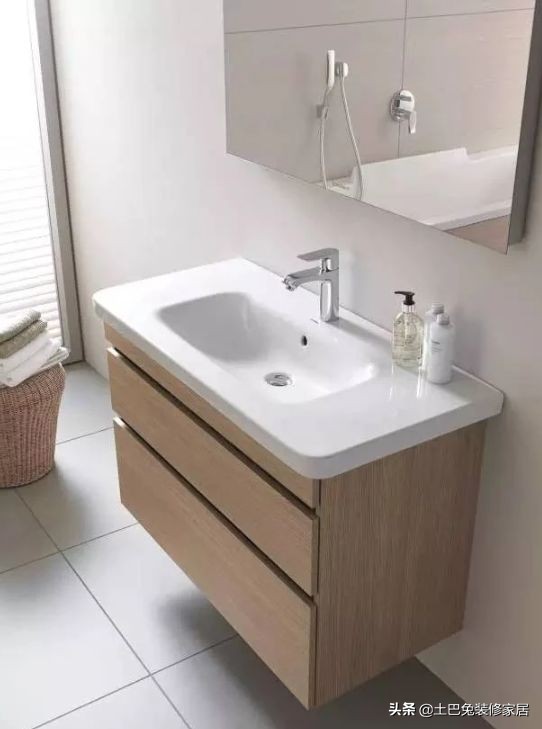 浴室柜选实木的还是塑钢的,pvc浴室柜可以防潮吗