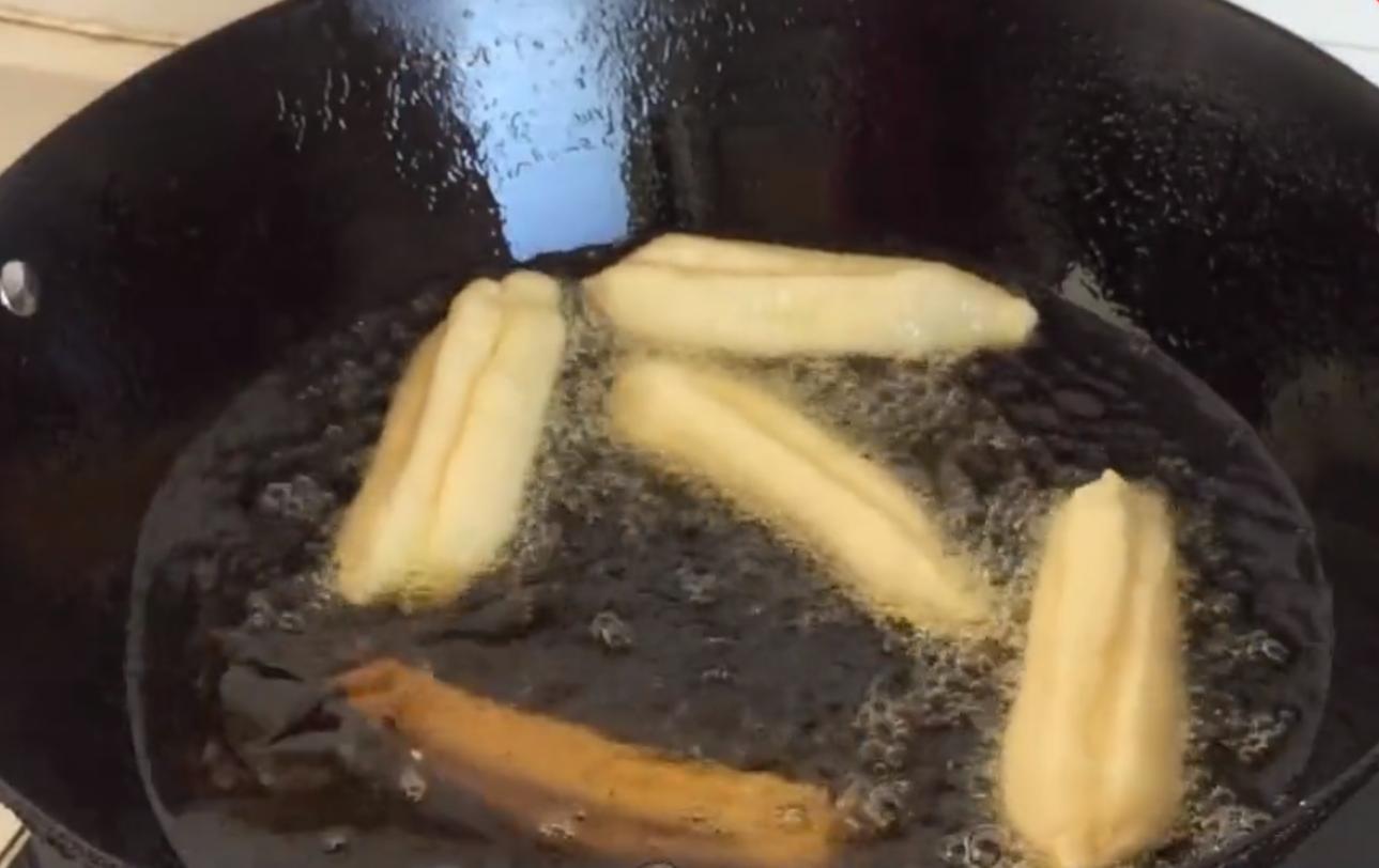 大厨教你一个简单的炸油条方法,油条师傅炸油条经验配方