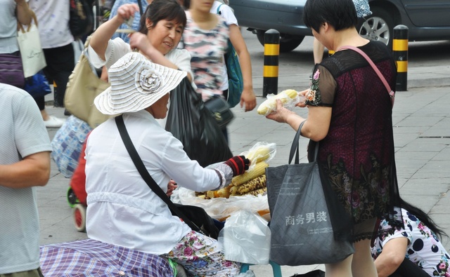 北京“大红门”将搬迁，低价甩货，前来淘宝的人络绎不绝