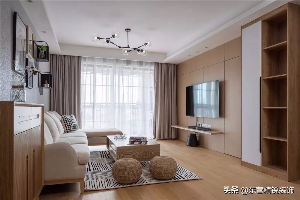 主卧背景墙护墙板装修效果图大全,100平方现代轻奢护墙板装修多少钱