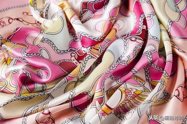 羊绒围巾这样戴简单又时尚,丝绸面料的围巾的系法