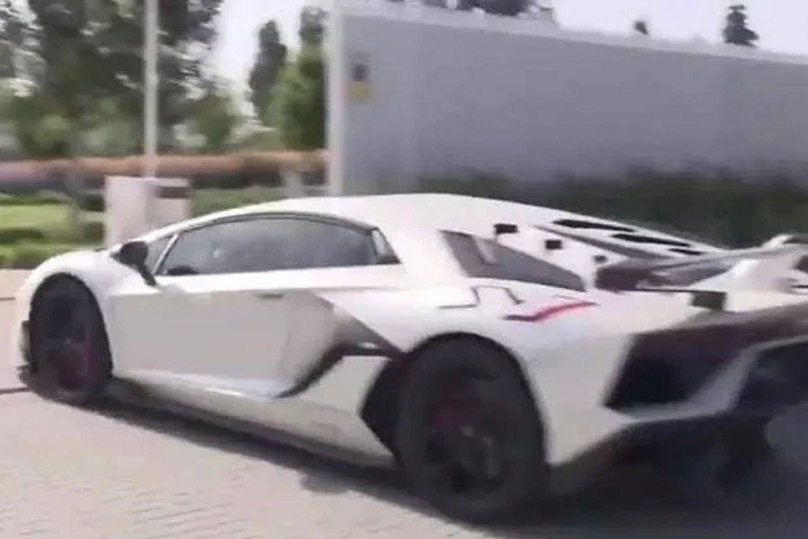 c罗一亿元买车,盘点c罗的豪华超跑