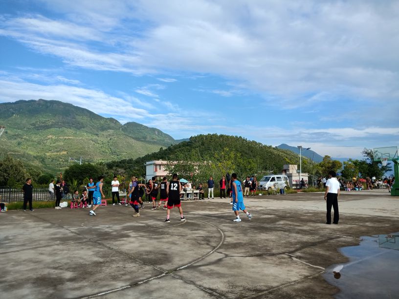 鏈邯甯傚疄楠屼腑瀛﹀北涓婅繍鍔ㄤ細,灞变笂鐨勮繍鍔ㄤ細