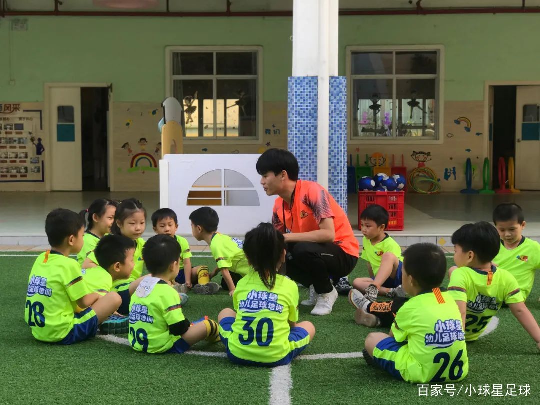 足球的热身动作和游戏有哪些,足球真的是一个十分有趣的运动