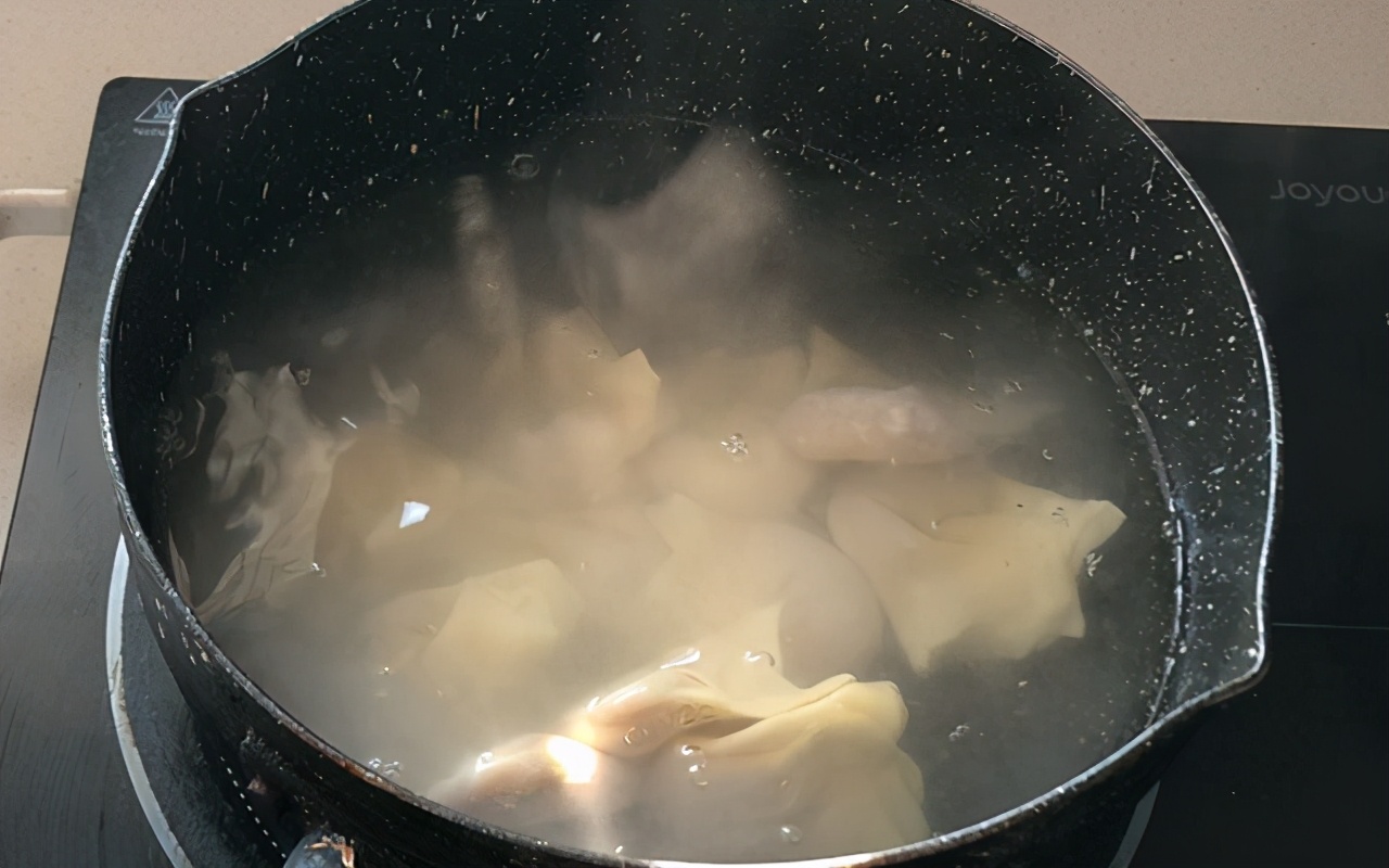 手把手教你包馄饨一学就会,从面粉开始包饺子的全过程