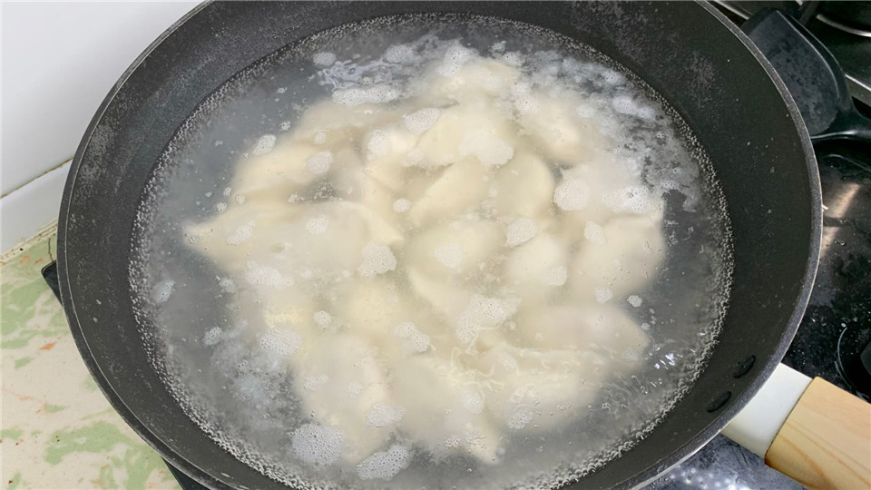 速冻饺子是冷水下锅还是开水下锅,冻饺子怎么煮才不会破皮
