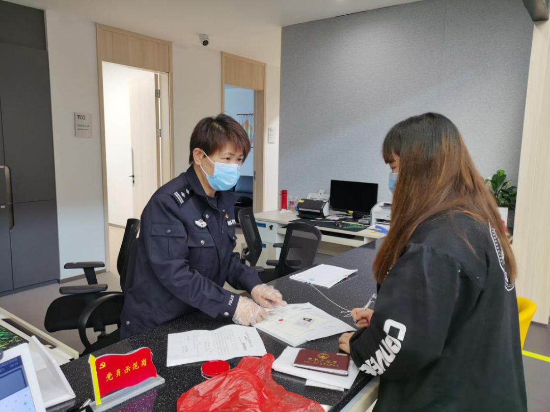 金湾区疫情,防控一线党旗飘扬战疫情