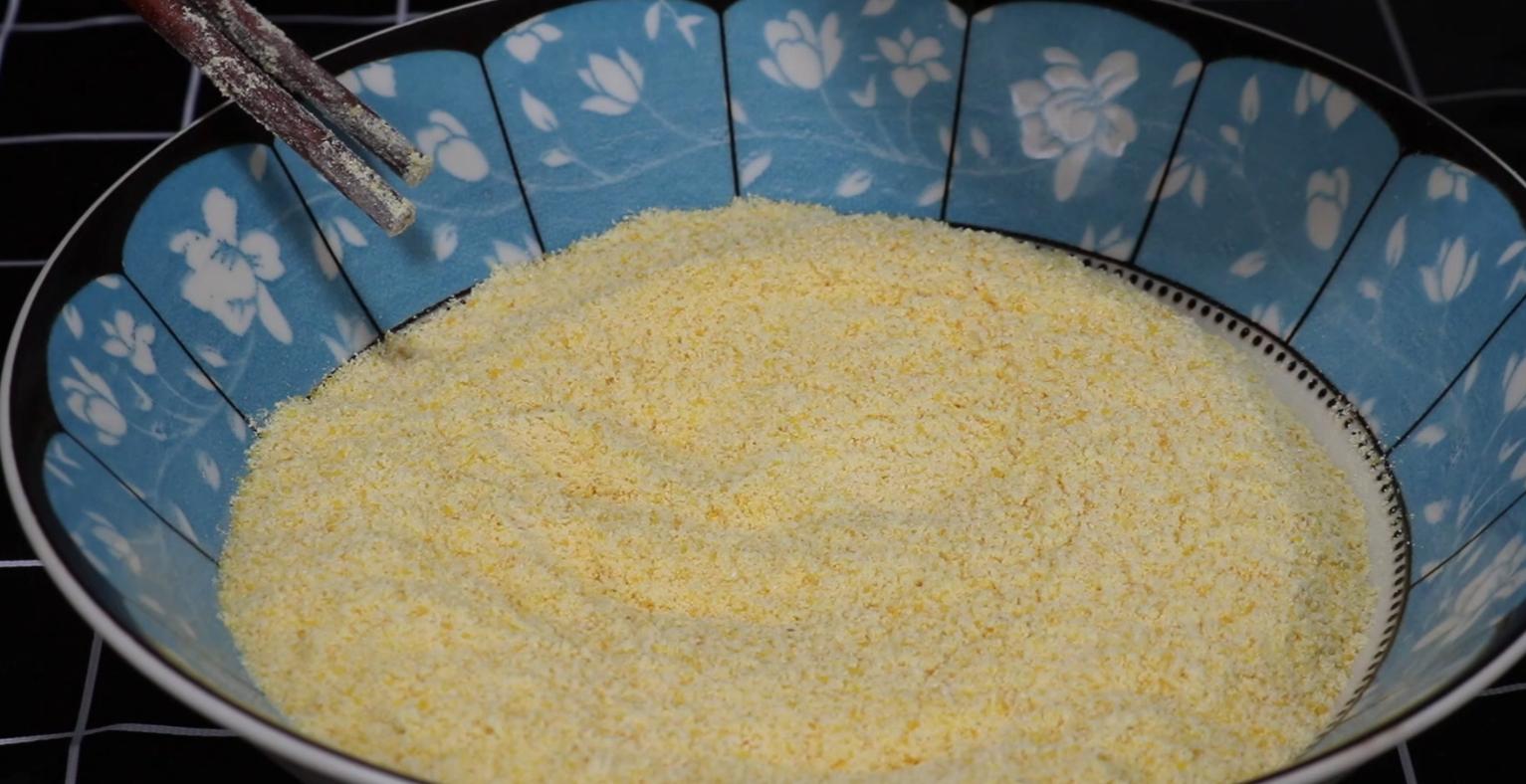 玉米面倒锅里瞬间变美食,玉米面倒进滚烫的牛奶里
