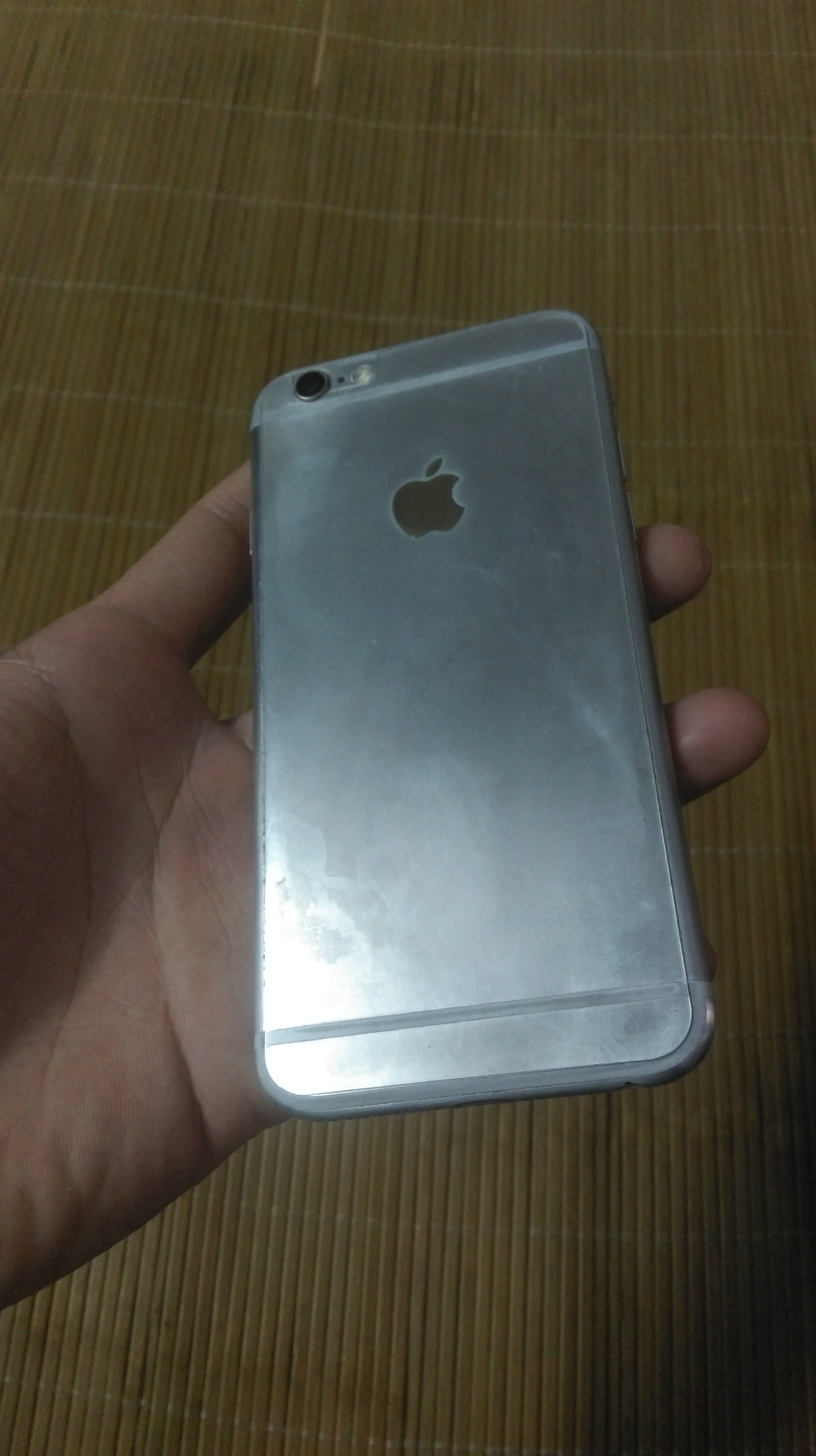 牛人觉得iphone手机颜色不好看于是把后面的漆给磨掉了