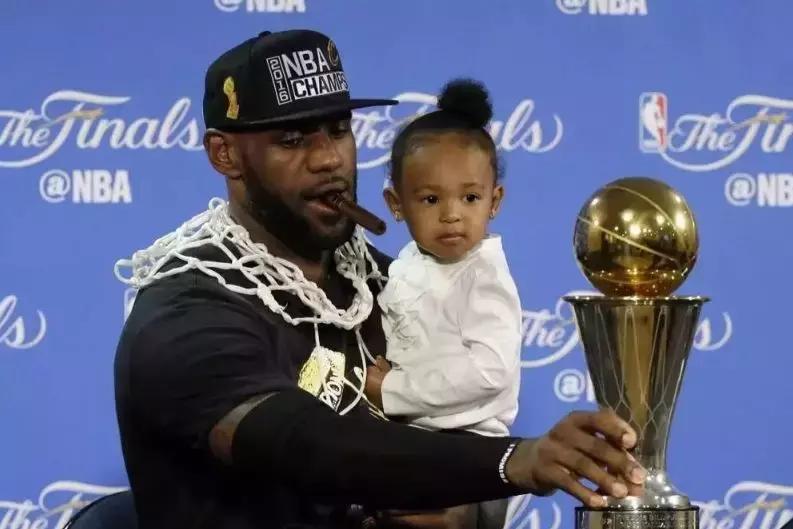 乖宝宝库里为何在夺冠后抽烟?原来,胜利雪茄的故事可大有来头