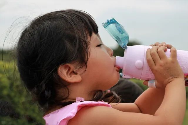 小孩中暑的症状是什么及解决办法,小孩中暑后有什么症状