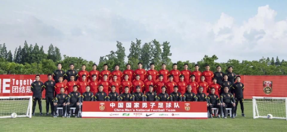 上海国脚集体看望恩师徐根宝！一起喝娃哈哈，范志毅仅坐第6排？