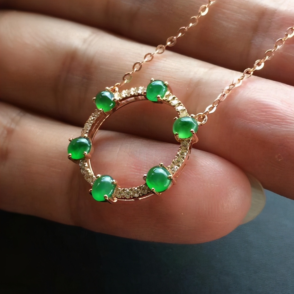 翡翠怎么用100块赚到10万,怎么把翡翠戴手上