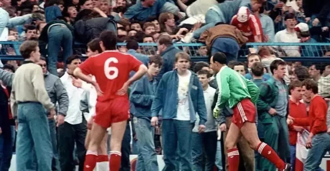 足球惨烈受伤瞬间,足球赛场踢死人事件