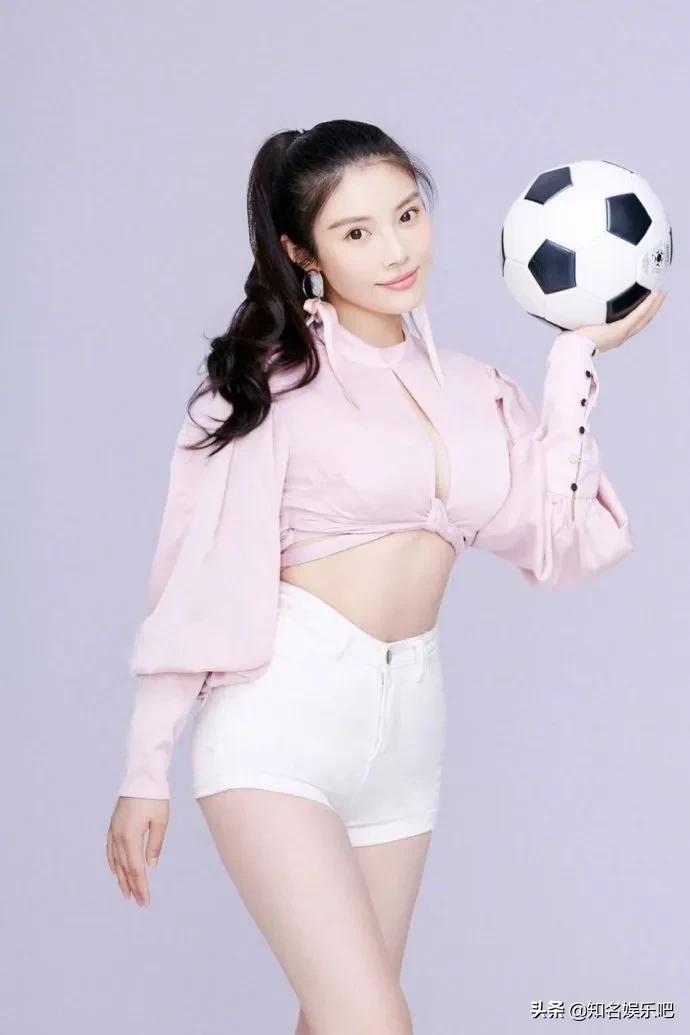 徐冬冬最新写真依旧性感抱足球秀长腿撩人满分
