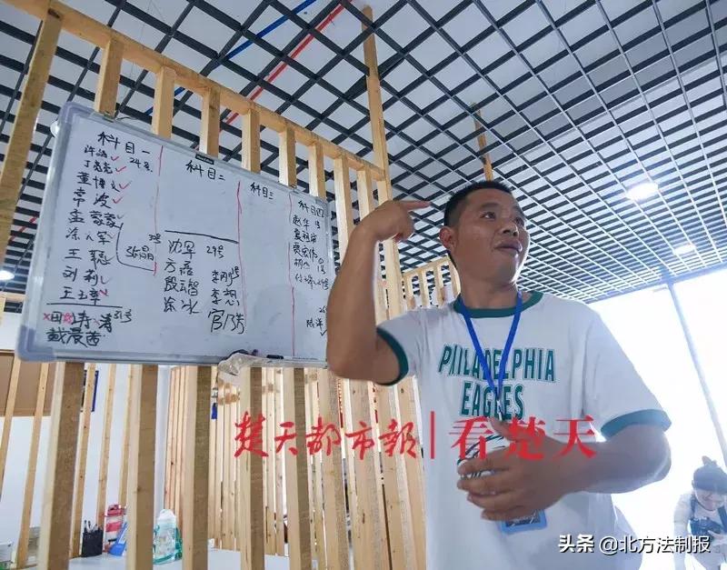 武汉这驾校太神奇了，学车时教练和学员都不说话，看完原因网友纷纷点赞