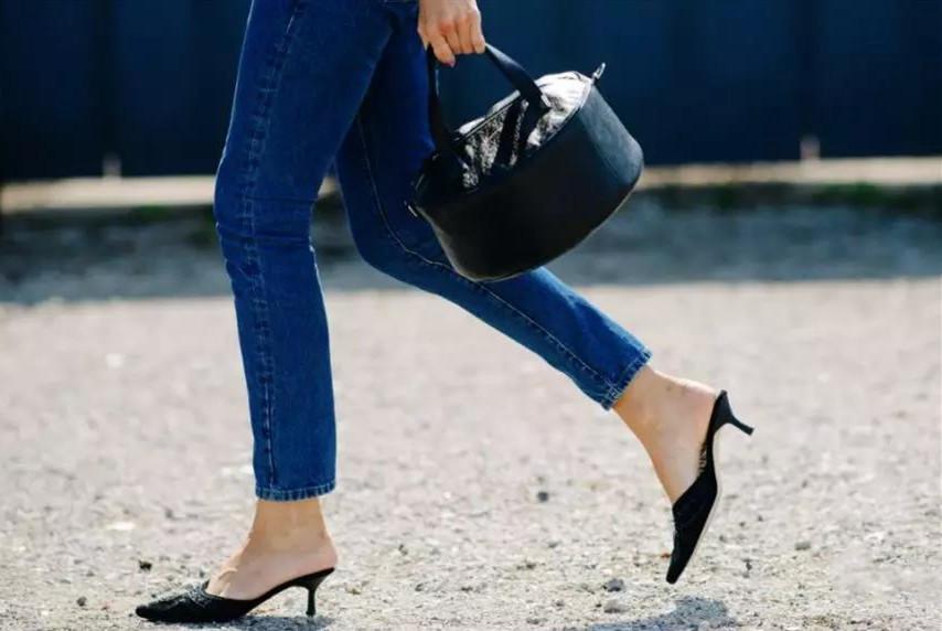 又到夏天穿拖鞋的时候，简单拖鞋也能穿出高级感