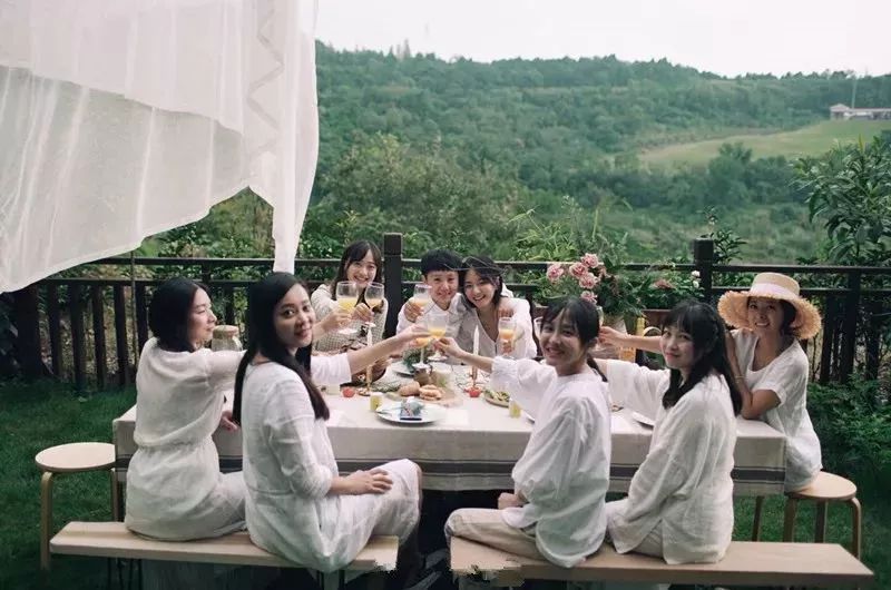 不当环球小姐，她跑到深山，种菜、调香，过上佛系人生