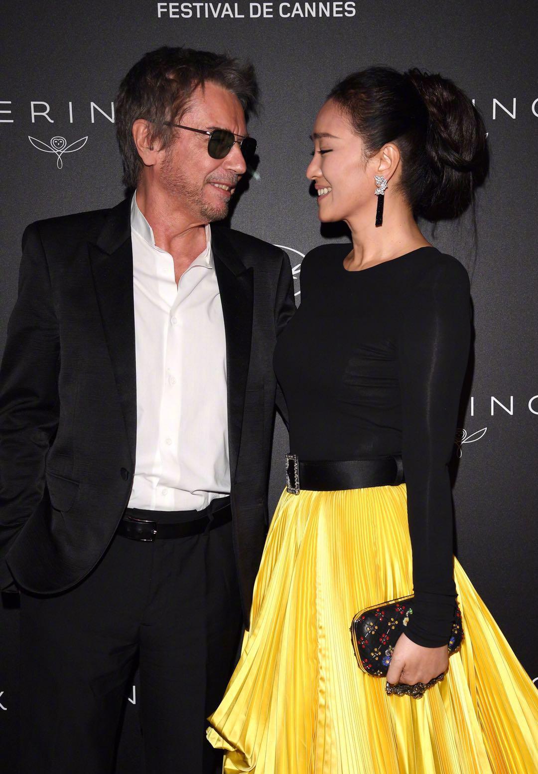 巩俐与丈夫甜蜜牵手威尼斯电影节,巩俐与71岁老公同框穿粉色裙