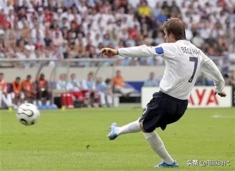 弧线球怎么才能踢出球速,如何拉出弧圈球