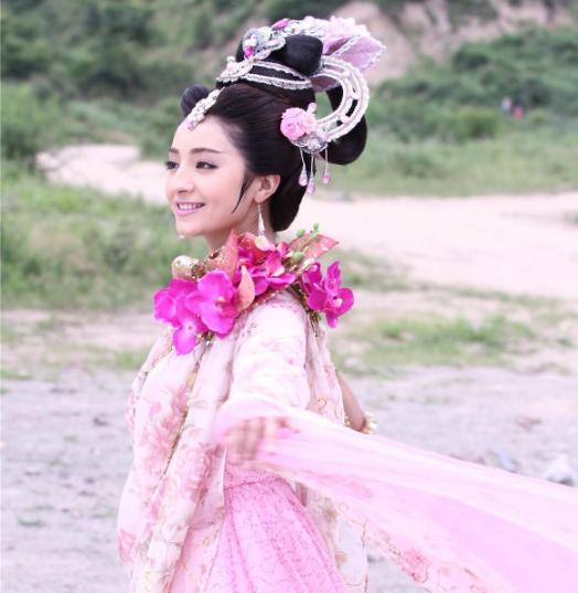 姜潮麦迪娜在婆婆面前秀恩爱,姜潮妈妈和麦迪娜的婆婆