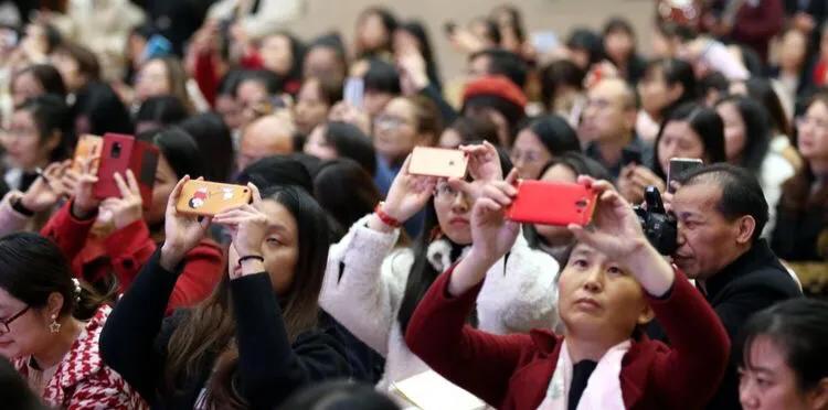 巴陵郡三湘四水英才聚，香樟园高谈阔论红烛燃