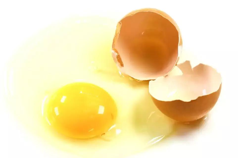 女子用网红椰子油卸妆，结果肿成“猪头”！她犯的错，你还在以身试验吗？