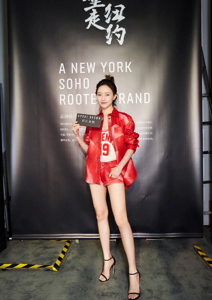 焦俊艳刚发视频,焦俊艳穿黑色吊带服