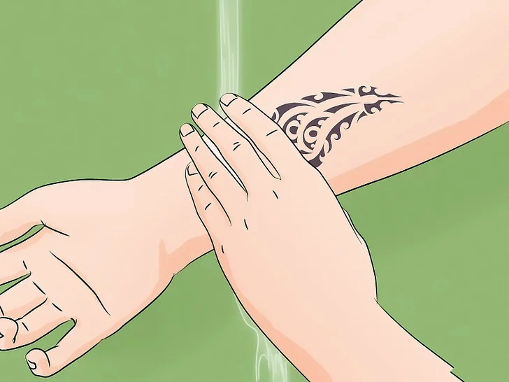 怎么护理洗纹身后的疤,如何保养刚纹的纹身