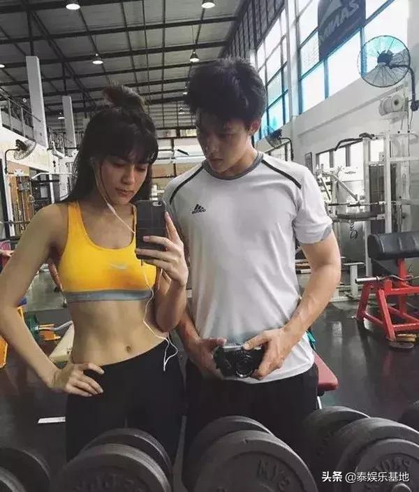 泰星和女友同框,泰星甜蜜日常生活