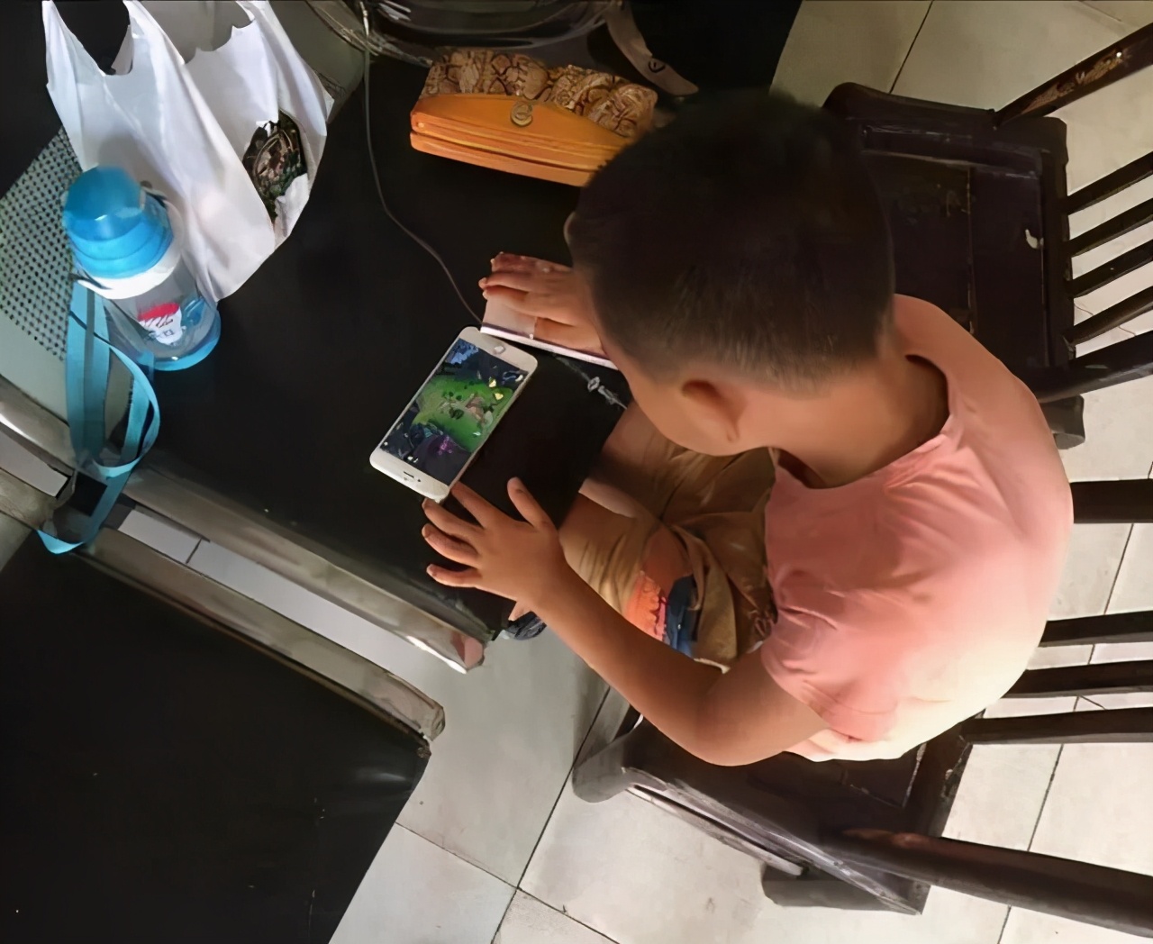 熊孩子把价值百万的的车买下来,小孩为玛莎拉蒂充钱上万