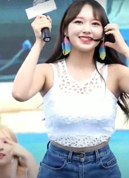 程潇穿露脐装的样子,程潇腹肌露脐装