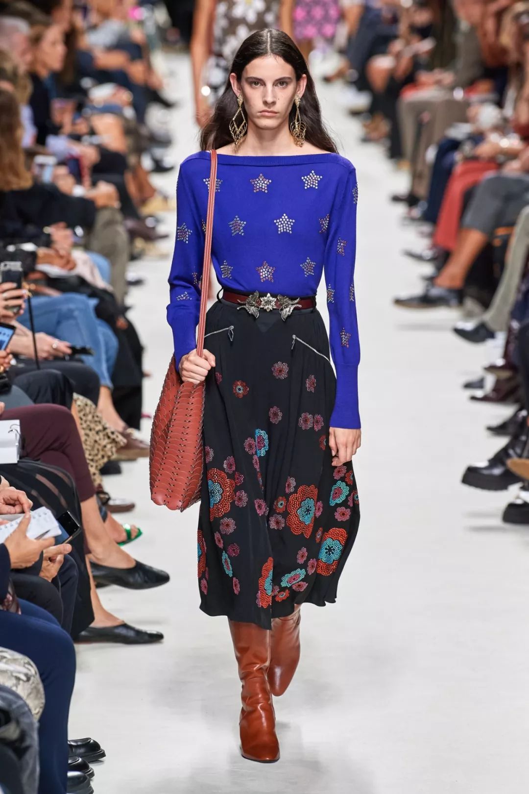 2020流行什么颜色的衣服,今年最流行的衣服颜色是什么颜色