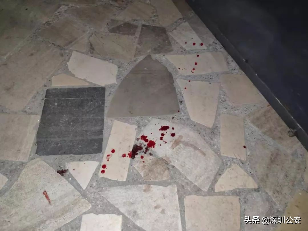 男子开车撞倒保安,男子骑车险被铁门砸到