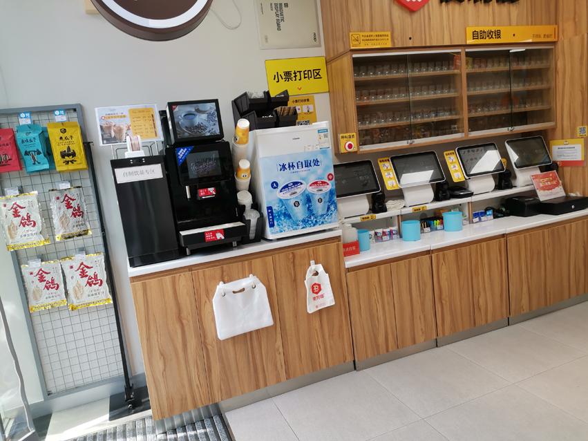 特写|郑州便利店上演“贴身战”，鲜食成各家的“头号*器武**”