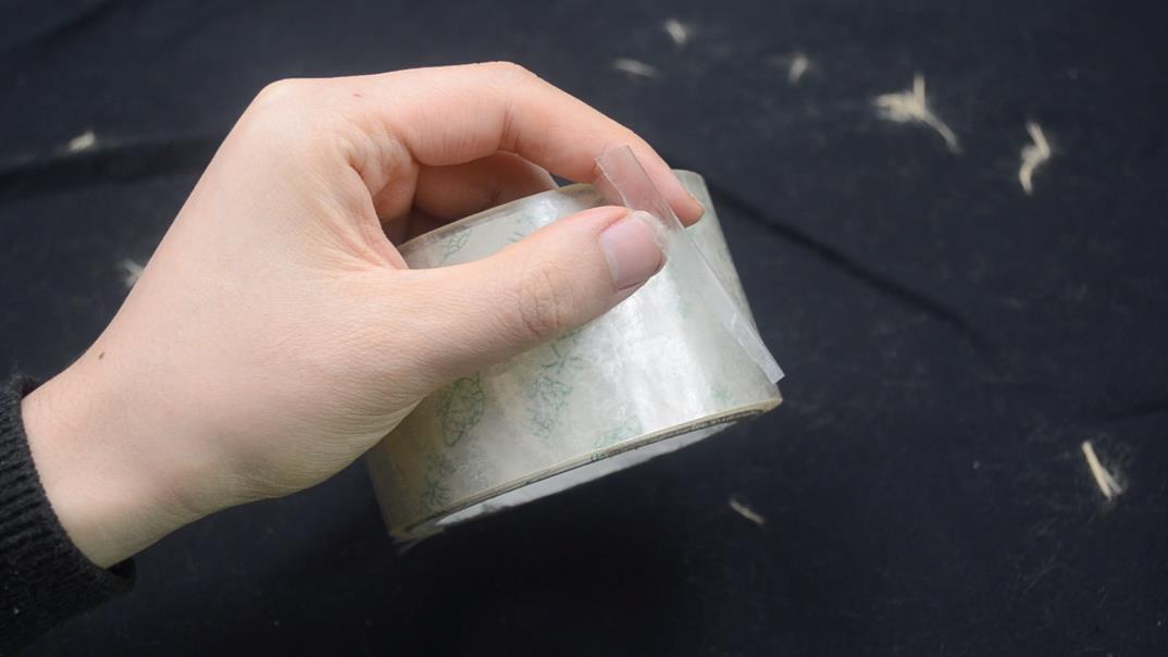 如何去除衣服上的毛絮小妙招,衣服粘毛怎么处理不用滚刷